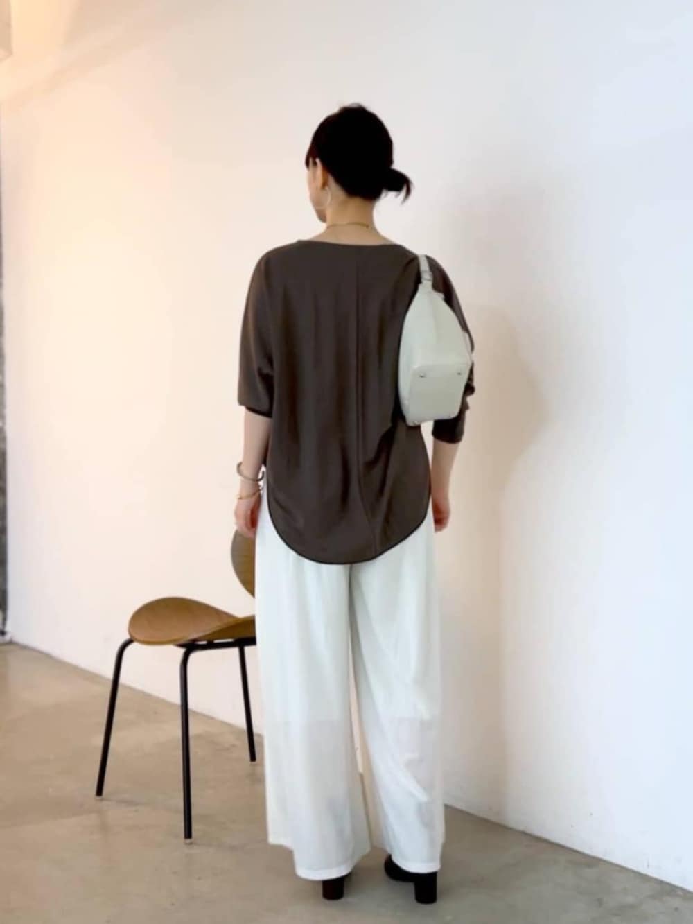 ホワイト系のベスト、ホワイト系のTシャツ/カットソーを着用したレディースの夏コーディネートの4枚目の写真