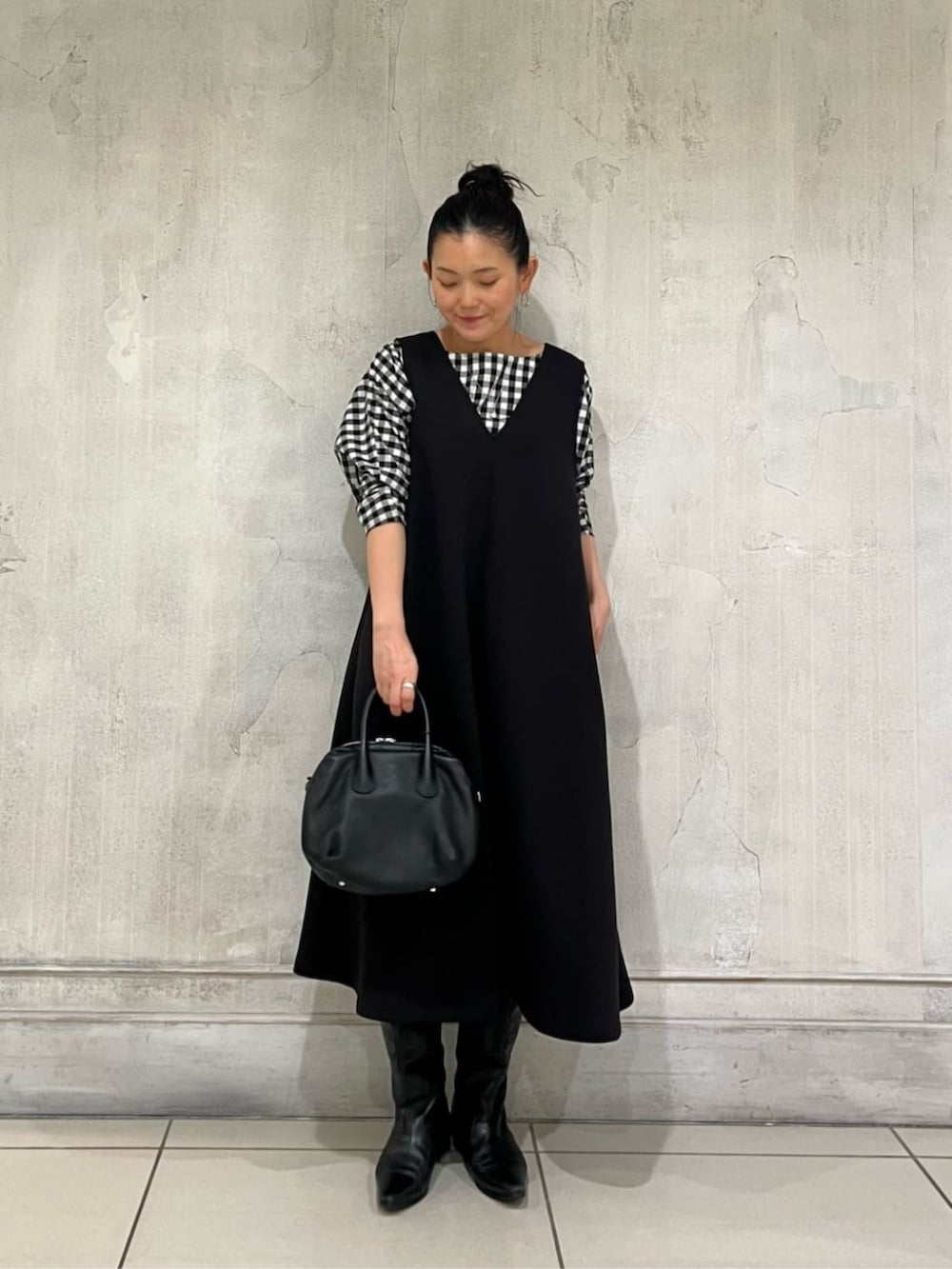 ブラック系のジャンパースカート、ブラック系のシャツ/ブラウスを着用したレディースの冬コーディネートの4枚目の写真