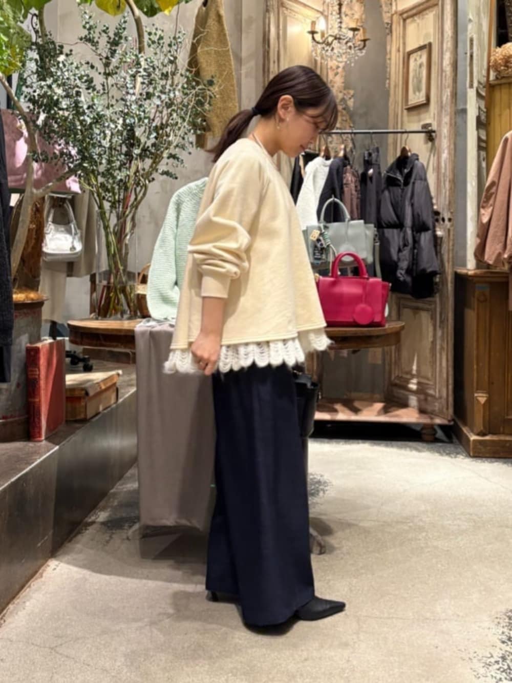 ホワイト系のTシャツ/カットソー、ブラック系のチャームを着用したレディースの冬コーディネートの6枚目の写真