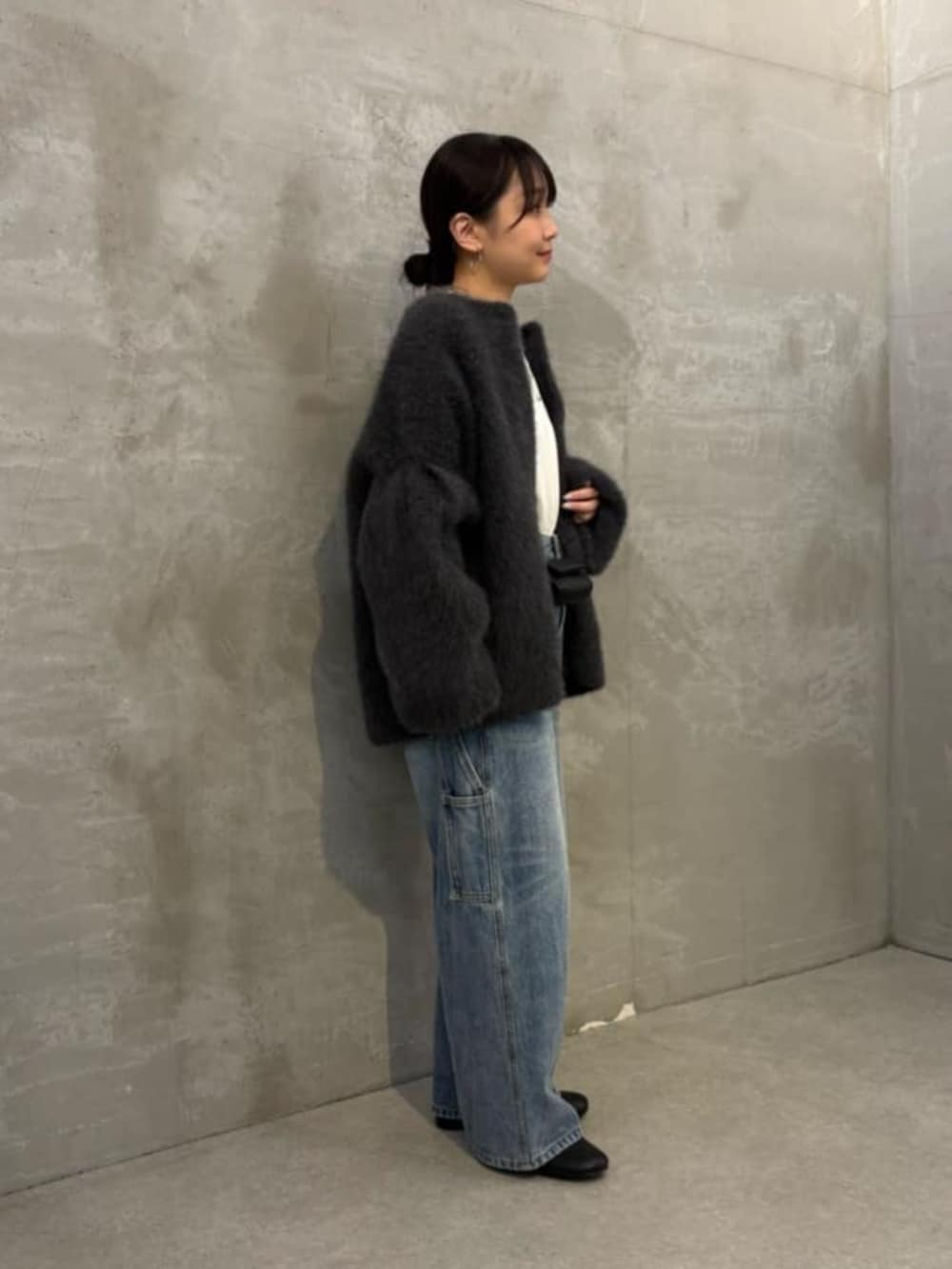 グレー系のその他アウター、ホワイト系のシャツ/ブラウス、ブルー系のデニムパンツを着用したレディースの夏コーディネートの6枚目の写真