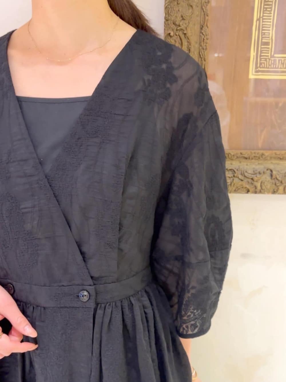 ブラック系のワンピースを着用したレディースの冬コーディネートの6枚目の写真