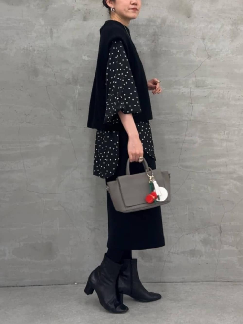 ブラック系のスカート、ブラック系のシャツ/ブラウスを着用したレディースの冬コーディネートの3枚目の写真