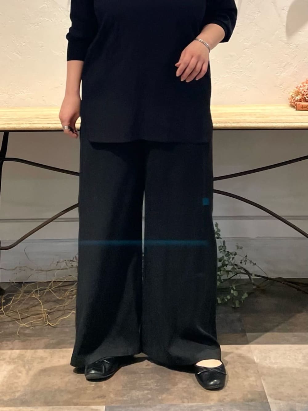 ブラック系のニット/セーターを着用したレディースの冬コーディネートの7枚目の写真