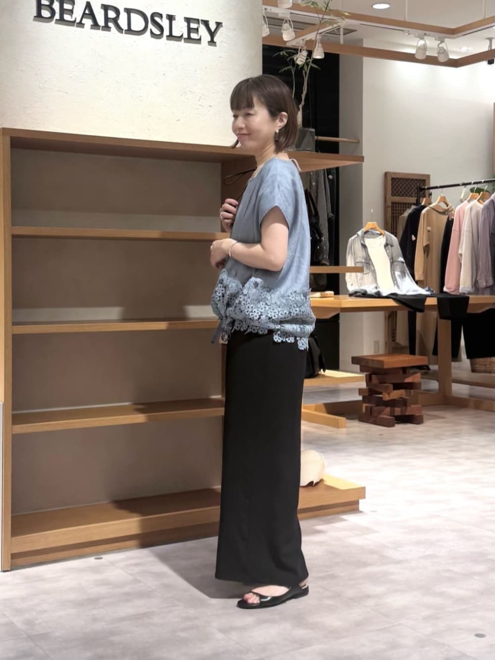 ブラック系のその他パンツ、ブルー系のシャツ/ブラウスを着用したレディースの春コーディネートの6枚目の写真