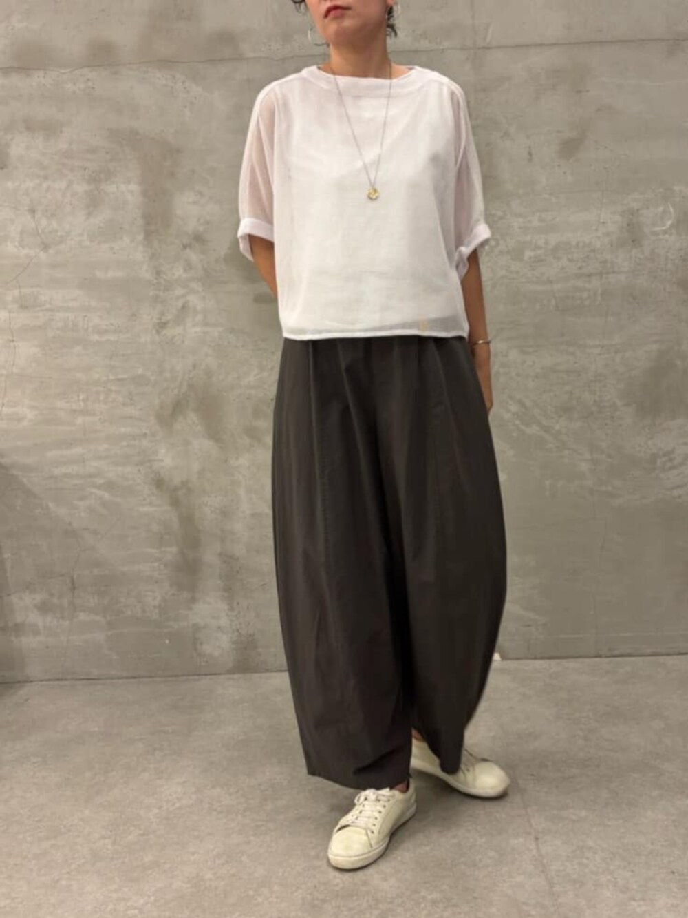 グレー系のその他パンツ、ホワイト系のTシャツ/カットソーを着用したレディースの春コーディネートの7枚目の写真