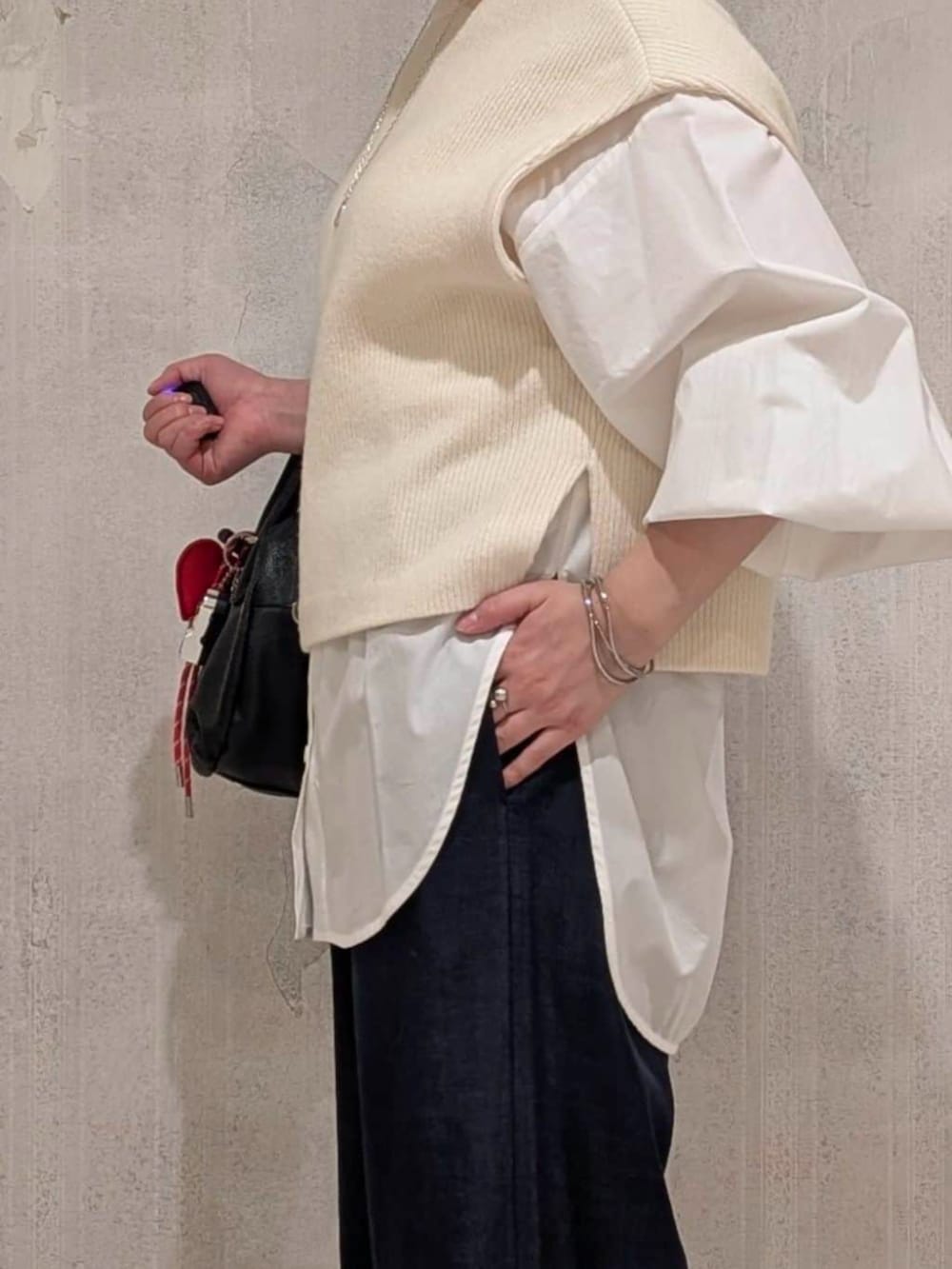 ブルー系のその他パンツ、ブラック系のブーツ、ホワイト系のシャツ/ブラウスを着用したレディースの冬コーディネートの8枚目の写真