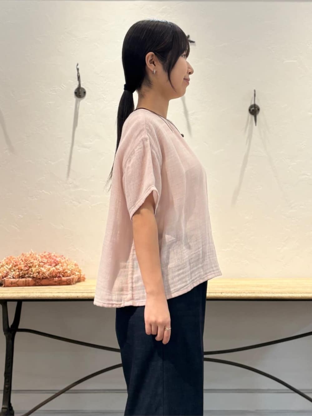 ブルー系のその他パンツ、ピンク系のシャツ/ブラウスを着用したレディースの春コーディネートの4枚目の写真