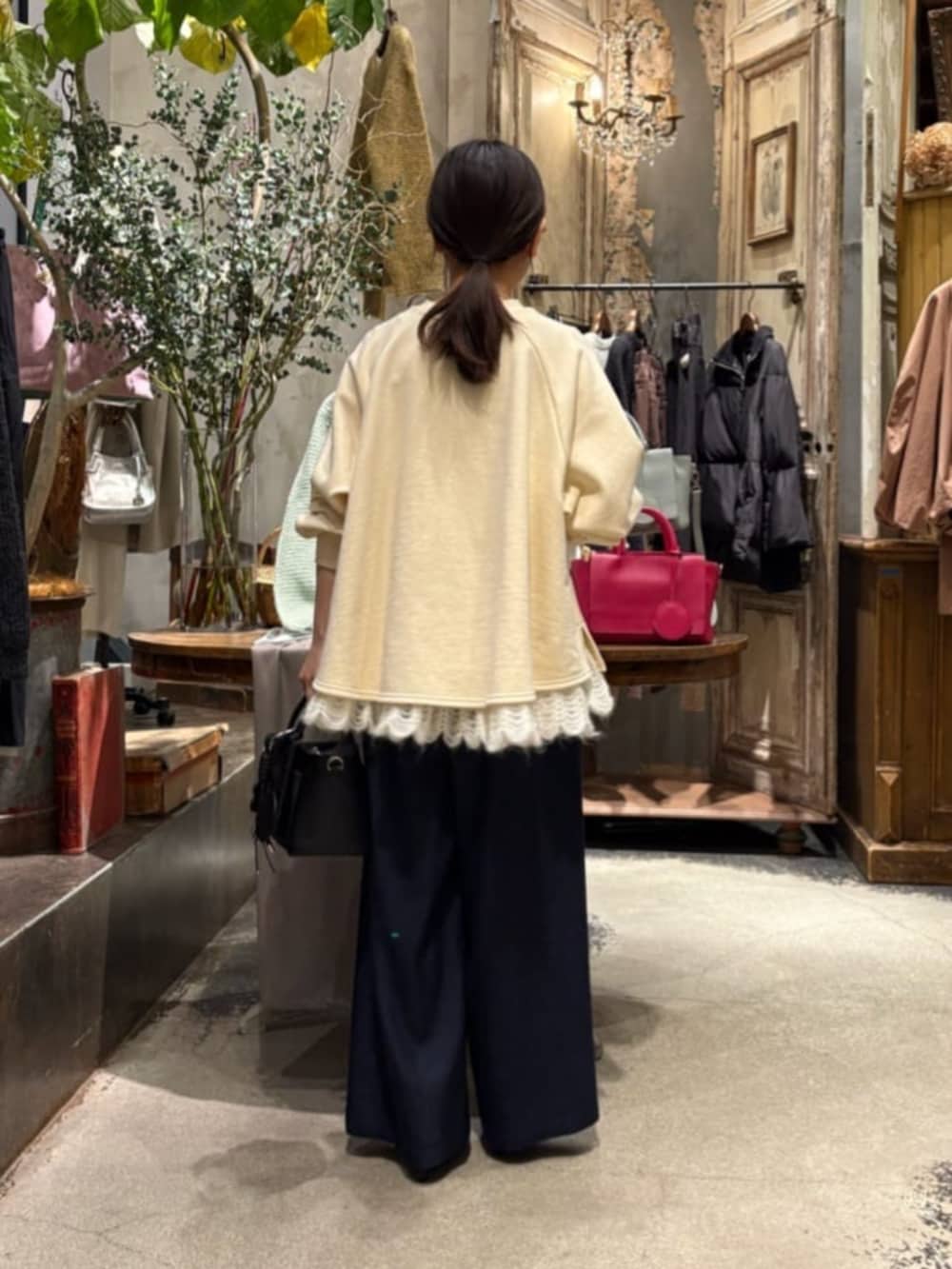 ホワイト系のTシャツ/カットソー、ブラック系のチャームを着用したレディースの冬コーディネートの4枚目の写真