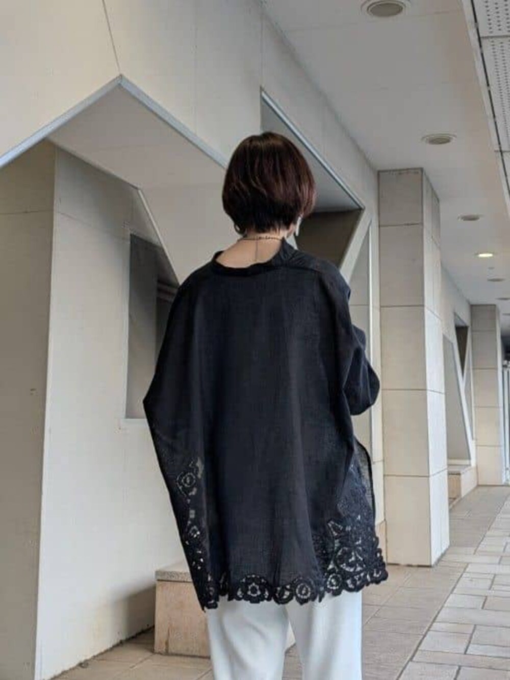 ホワイト系のその他パンツ、ブラック系のシャツ/ブラウスを着用したレディースの春コーディネートの6枚目の写真