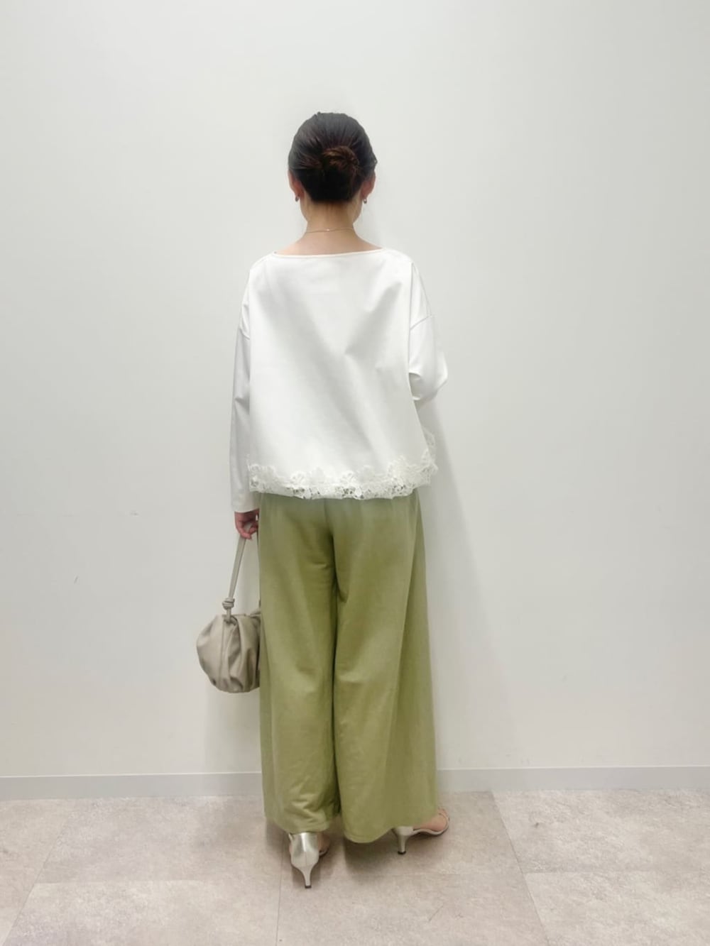 ベージュ系のショルダーバッグ、グリーン系のその他パンツ、ホワイト系のTシャツ/カットソーを着用したレディースの冬コーディネートの5枚目の写真