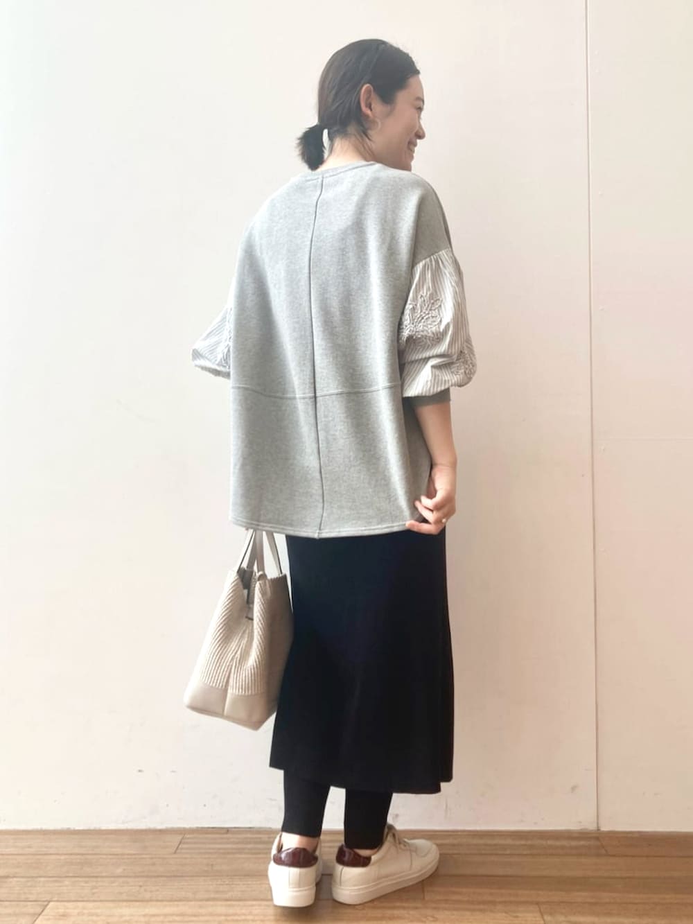 ブラック系のその他パンツ、グレー系のスウェットを着用したレディースの春コーディネートの3枚目の写真