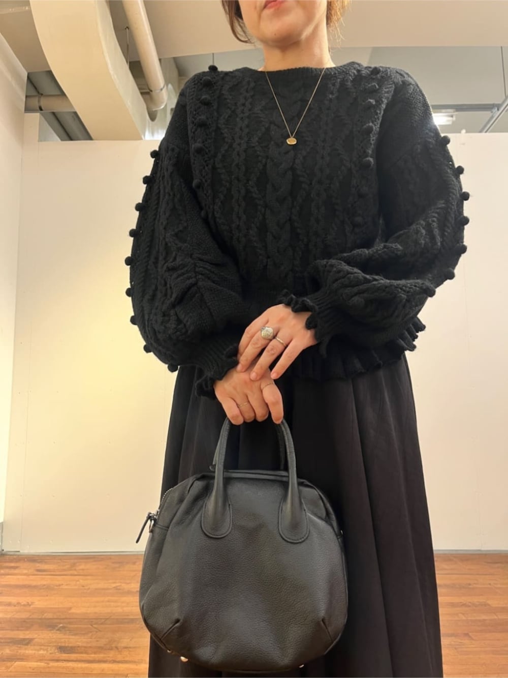 ブラック系のその他パンツ、ブラック系のニット/セーターを着用したレディースの夏コーディネートの6枚目の写真