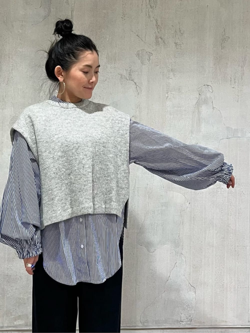 ホワイト系のスニーカー、ブルー系のその他パンツ、シルバー系のトートバッグを着用したレディースの冬コーディネートの10枚目の写真