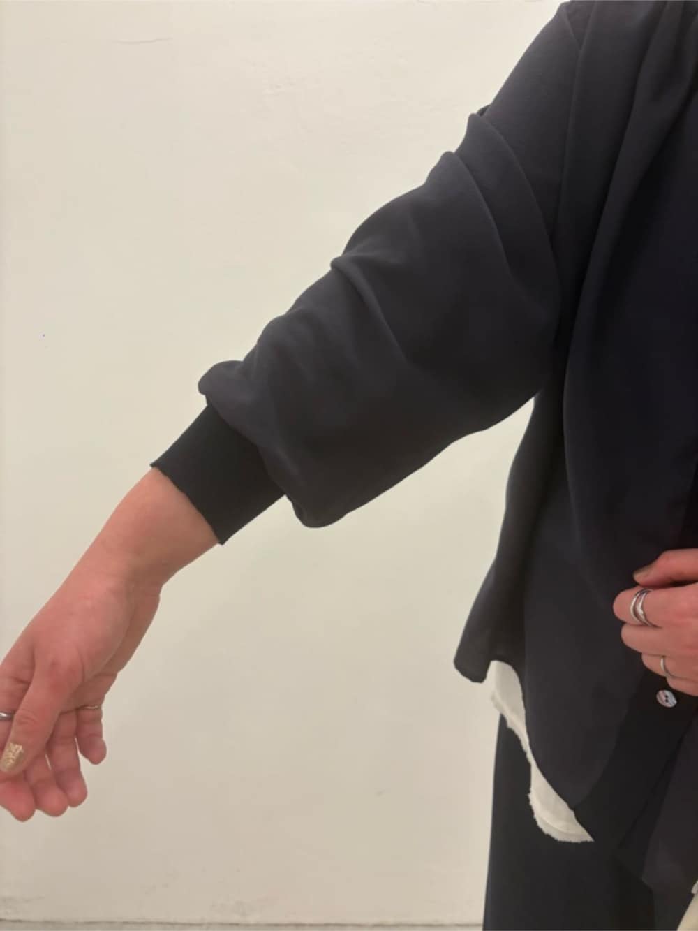 ブルー系のその他パンツ、シルバー系のスニーカー、ブルー系のシャツ/ブラウスを着用したレディースの冬コーディネートの5枚目の写真