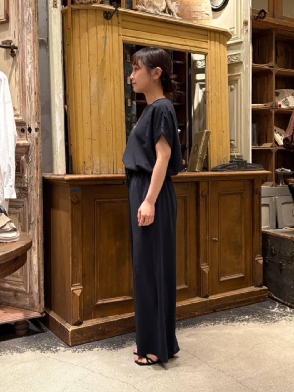 ブルー系のその他パンツ、グレー系のカーディガン/ボレロを着用したレディースの春コーディネートの8枚目の写真