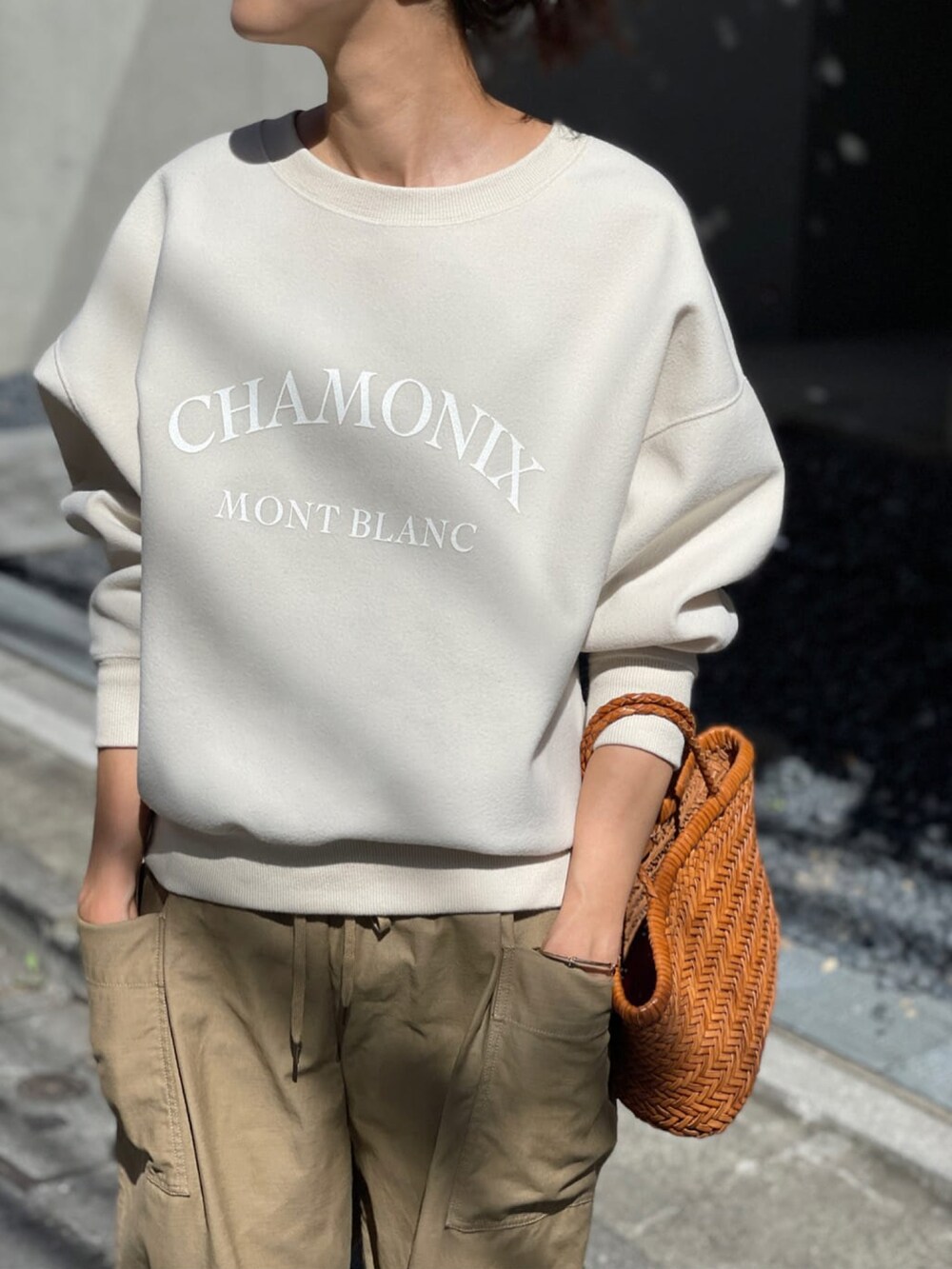 ホワイト系のTシャツ/カットソー、イエロー系のその他パンツ、イエロー系のその他シューズを着用したレディースの夏コーディネートの3枚目の写真