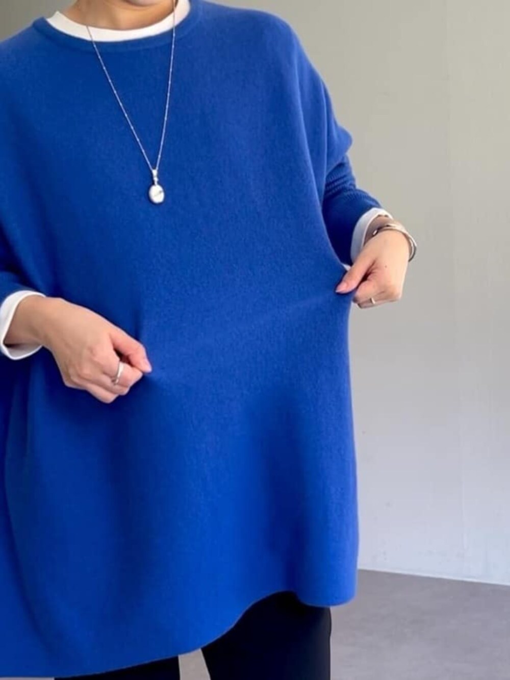 ブラック系のローファー、ブラック系のその他パンツ、ブルー系のニット/セーターを着用したレディースの秋コーディネートの8枚目の写真