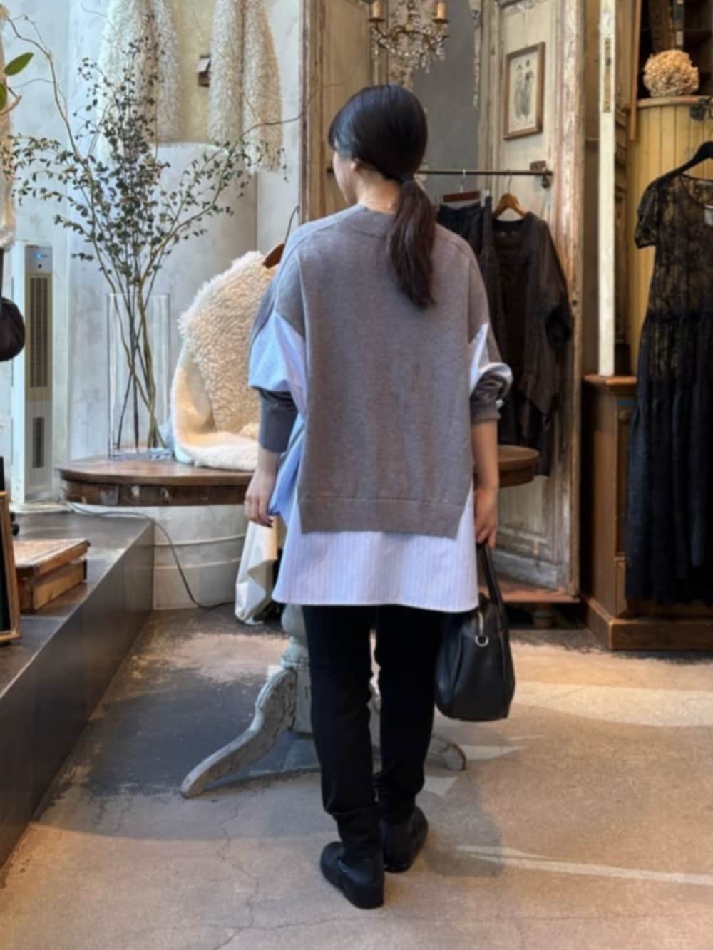 ブラック系のその他パンツ、グレー系のニット/セーターを着用したレディースの秋コーディネートの8枚目の写真