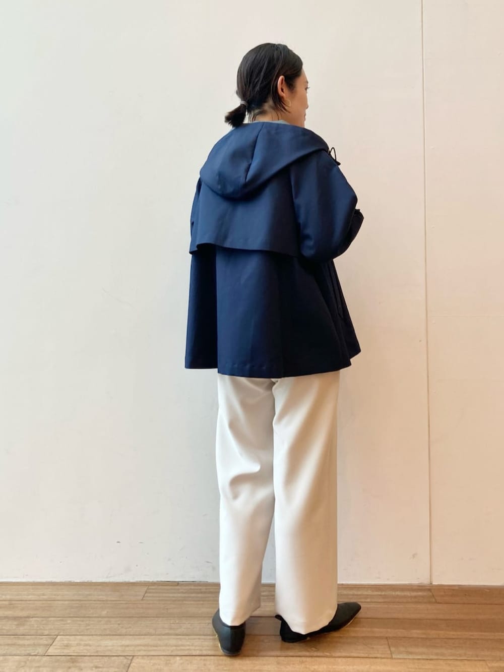 ブルー系のその他アウター、ブラック系のニット/セーター、ベージュ系のその他パンツを着用したレディースの冬コーディネートの3枚目の写真