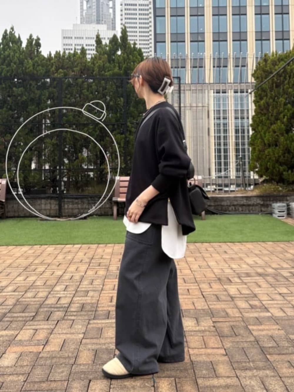 ホワイト系のシャツ/ブラウス、ブルー系のTシャツ/カットソー、ブラック系のその他パンツを着用したレディースの冬コーディネートの2枚目の写真