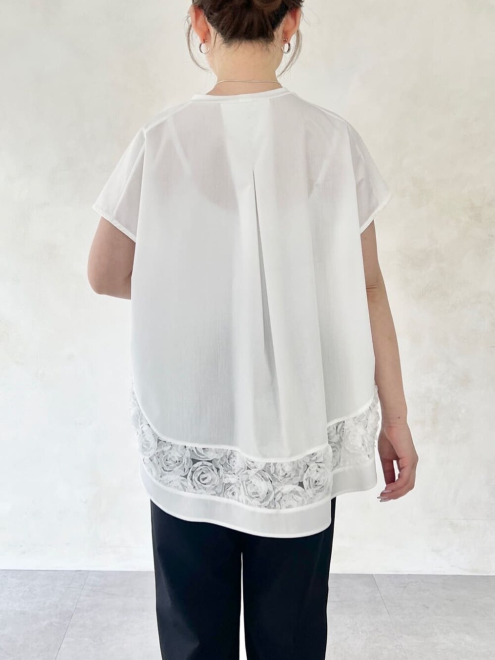 グレー系のボストンバッグ、ホワイト系のTシャツ/カットソーを着用したレディースの春コーディネートの6枚目の写真