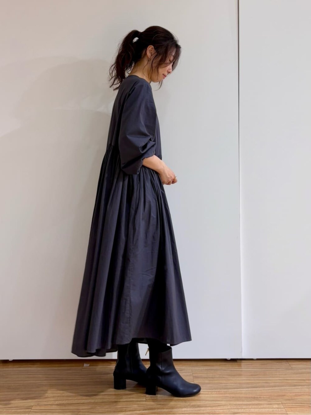 グレー系のワンピースを着用したレディースの冬コーディネートの3枚目の写真