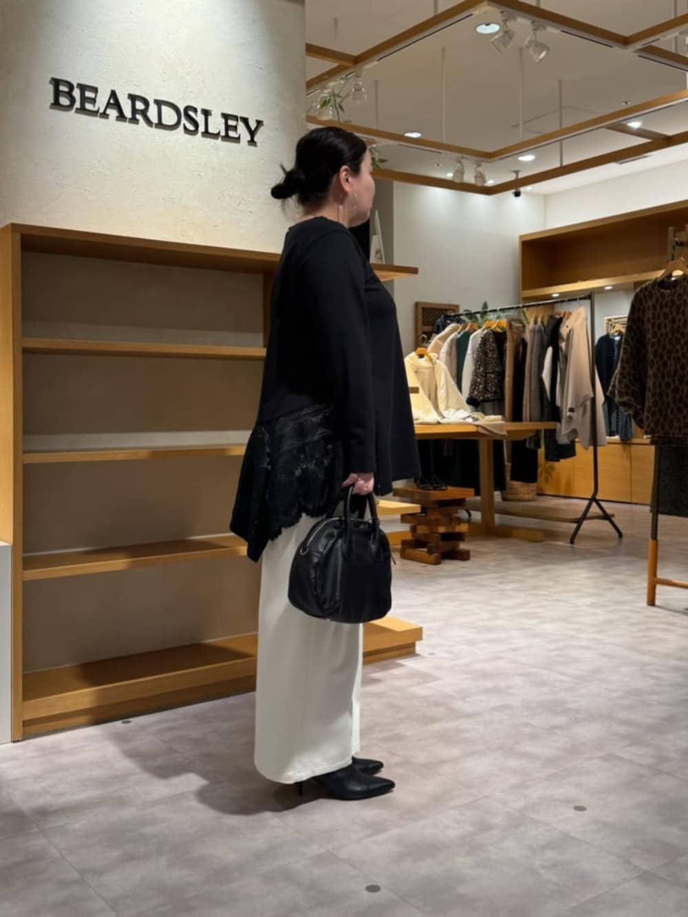 ホワイト系のその他パンツ、ブラック系のTシャツ/カットソーを着用したレディースの冬コーディネートの5枚目の写真