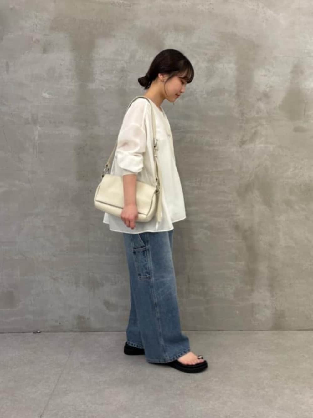 ホワイト系のショルダーバッグ、ブラック系のサンダル、ブルー系のその他パンツを着用したレディースの冬コーディネートの6枚目の写真