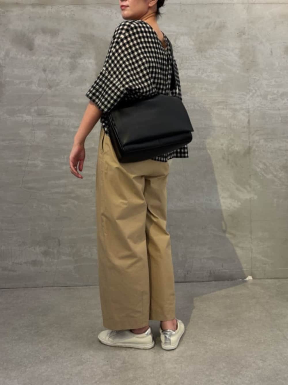 ブラック系のショルダーバッグを着用したレディースの春コーディネートの5枚目の写真