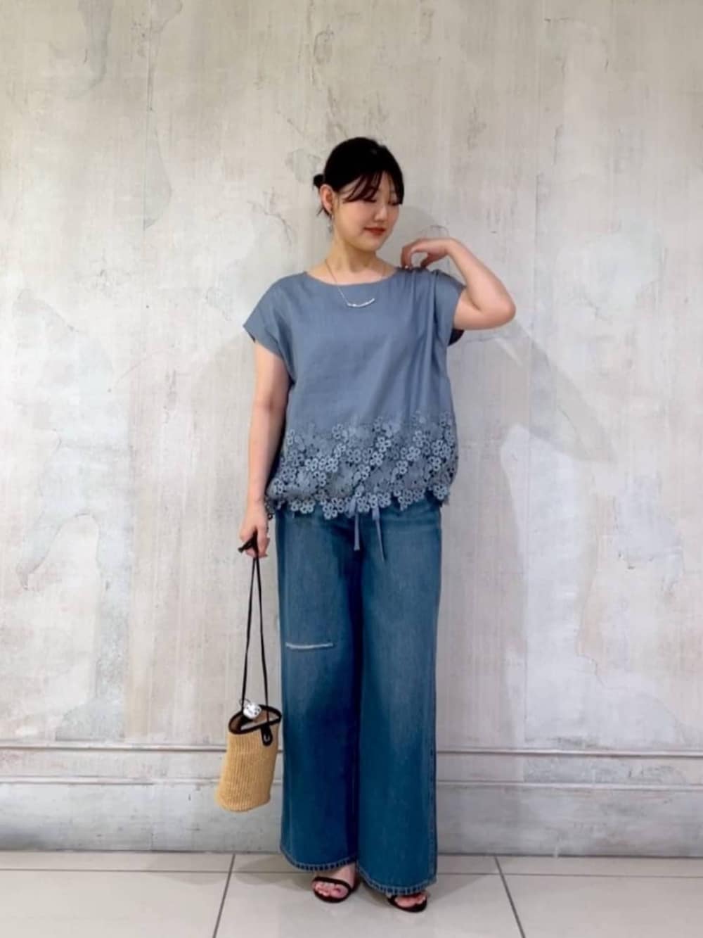 ブルー系のその他パンツ、ブルー系のシャツ/ブラウスを着用したレディースの夏コーディネートの2枚目の写真