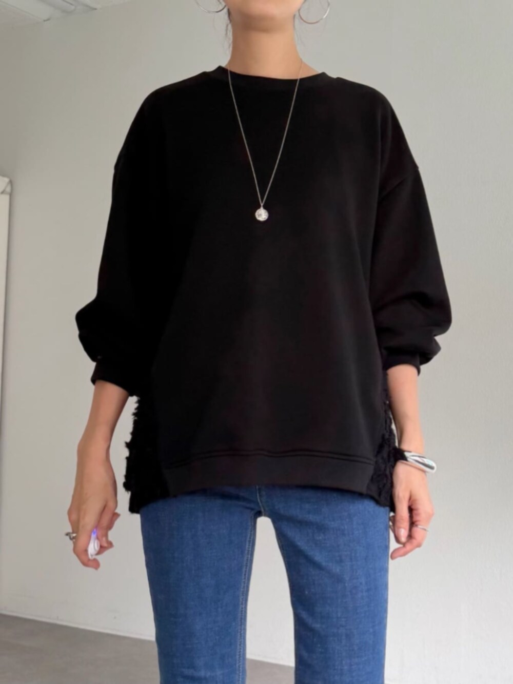ブルー系のデニムパンツ、ブラック系のTシャツ/カットソーを着用したレディースの秋コーディネートの7枚目の写真
