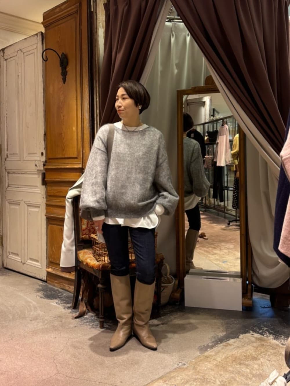 ホワイト系のシャツ/ブラウス、ブルー系のデニムパンツ、グレー系のショルダーバッグを着用したレディースの冬コーディネートの2枚目の写真