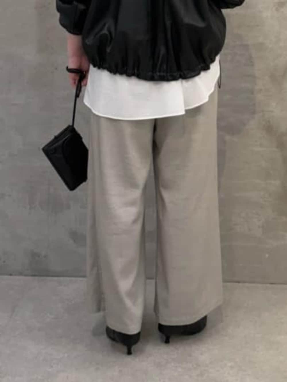 グレー系のその他パンツ、ブラック系のブルゾン、ホワイト系のシャツ/ブラウスを着用したレディースの冬コーディネートの8枚目の写真