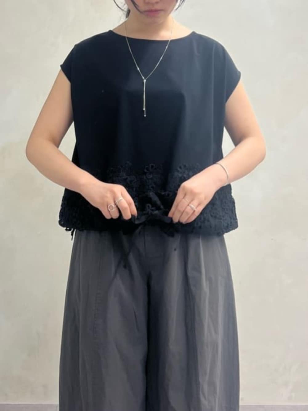 ブラック系のボストンバッグ、グレー系のその他パンツ、ブラック系のTシャツ/カットソーを着用したレディースの冬コーディネートの5枚目の写真