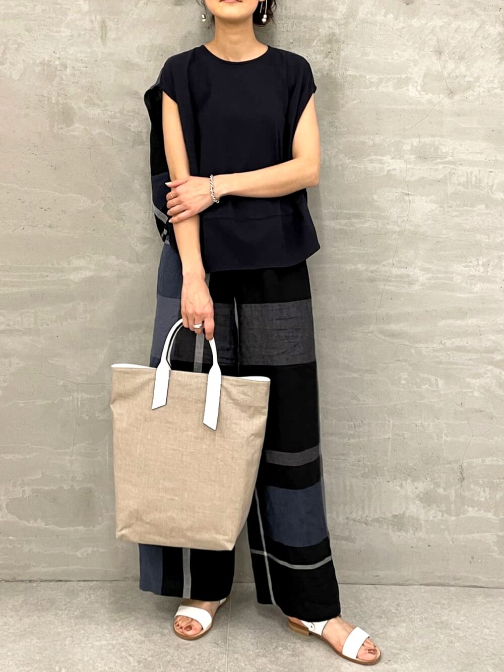 ブルー系のTシャツ/カットソー、ブルー系のその他パンツを着用したレディースの春コーディネートの4枚目の写真