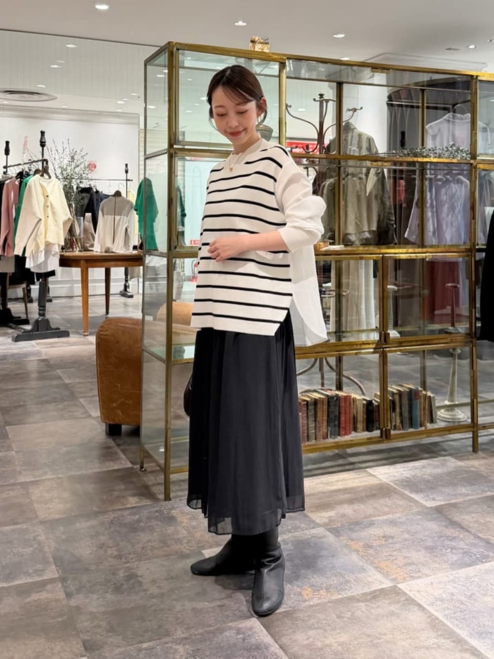 ブラック系のその他パンツ、ホワイト系のニット/セーターを着用したレディースの冬コーディネートの3枚目の写真