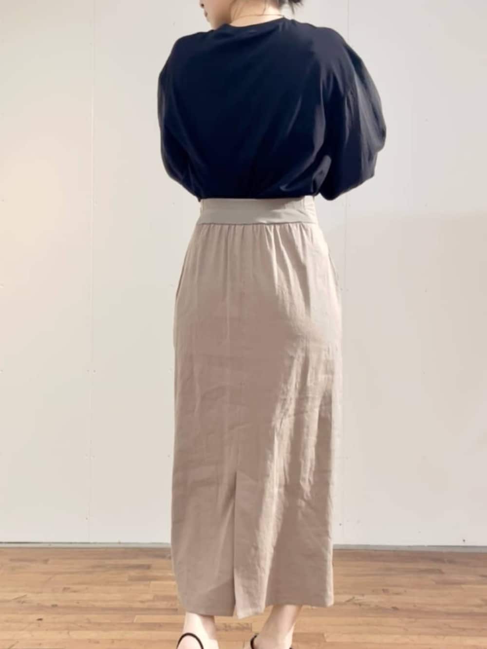 ブラック系のTシャツ/カットソー、グレー系のスカートを着用したレディースの夏コーディネートの6枚目の写真