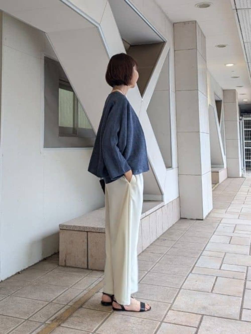 ホワイト系のその他パンツ、ブルー系のカーディガン/ボレロ、ブルー系のニット/セーターを着用したレディースの冬コーディネートの3枚目の写真