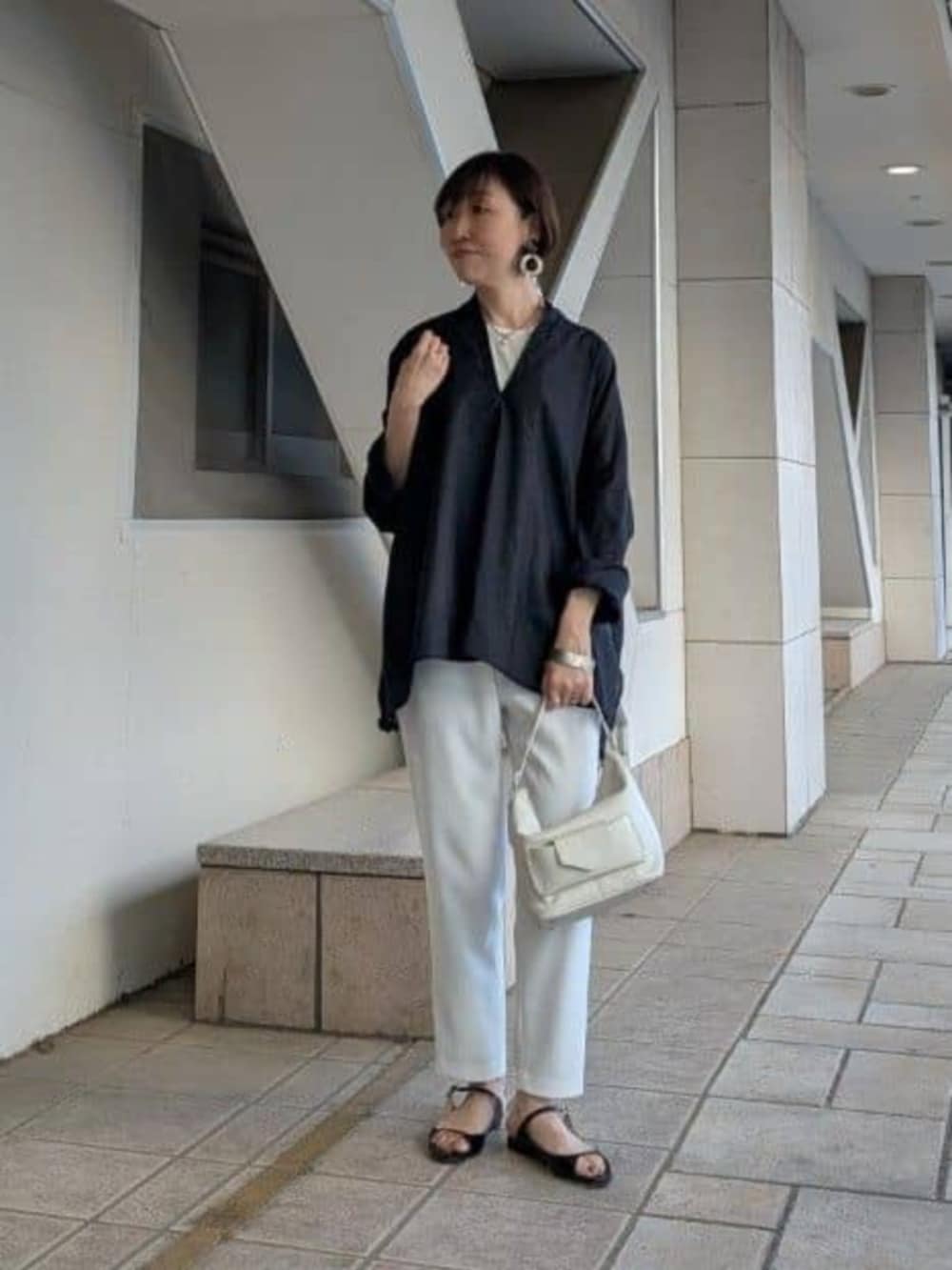 ホワイト系のその他パンツ、ブラック系のシャツ/ブラウスを着用したレディースの春コーディネートの2枚目の写真