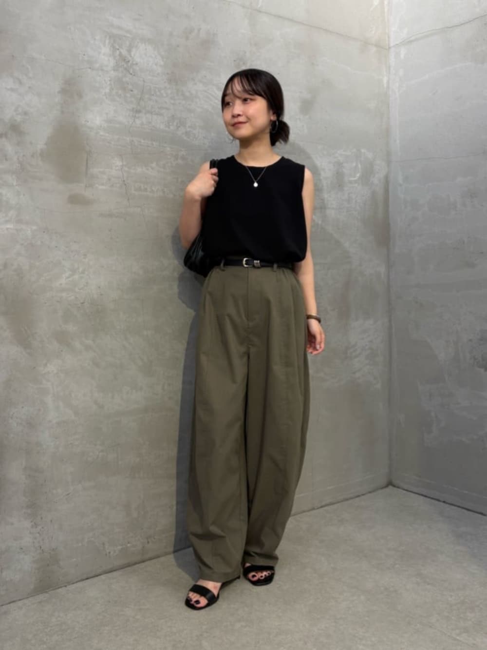 グリーン系のその他パンツ、ブラック系のキャミソールを着用したレディースの夏コーディネートの4枚目の写真