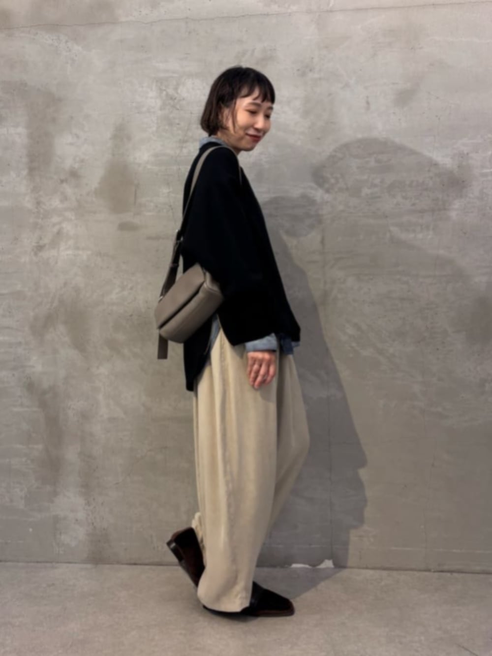 ブルー系のシャツ/ブラウス、ブラック系のTシャツ/カットソー、グレー系のその他パンツを着用したレディースの秋コーディネートの4枚目の写真