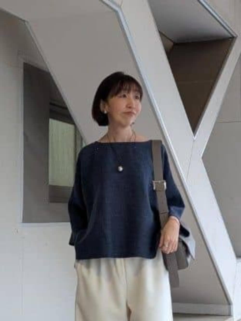 グレー系のショルダーバッグ、ホワイト系のその他パンツ、ブルー系のニット/セーターを着用したレディースの冬コーディネートの4枚目の写真