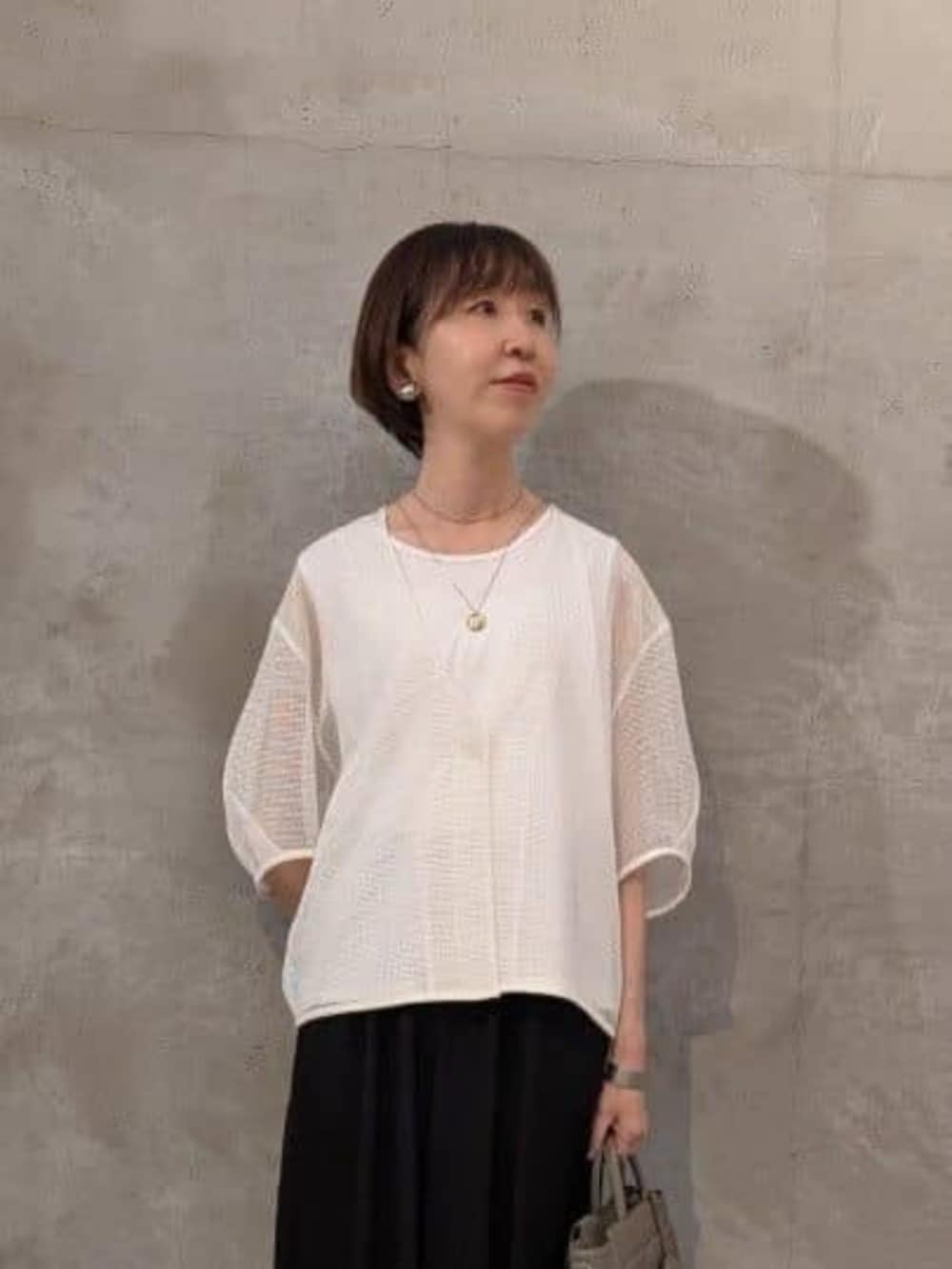 ブラック系のその他パンツ、ホワイト系のシャツ/ブラウスを着用したレディースの春コーディネートの4枚目の写真