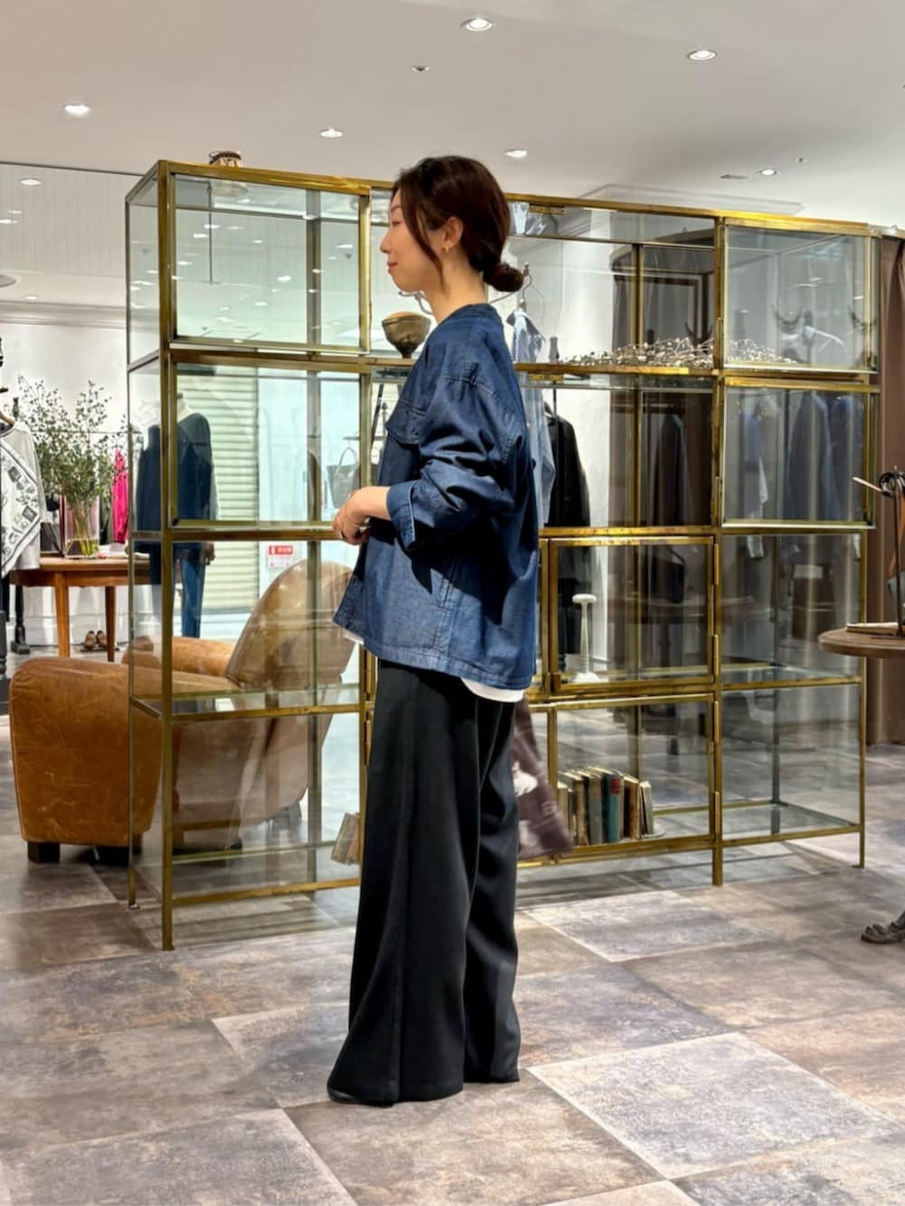 ブルー系のシャツ/ブラウス、ベージュ系のトートバッグ、ブラック系のその他パンツを着用したレディースの秋コーディネートの4枚目の写真