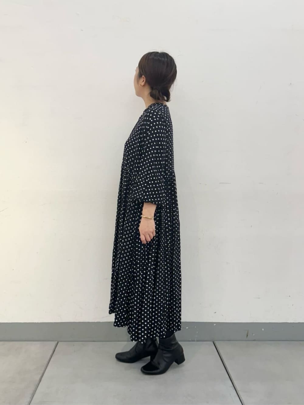 ベージュ系のその他アウター、ブラック系のワンピースを着用したレディースの冬コーディネートの6枚目の写真