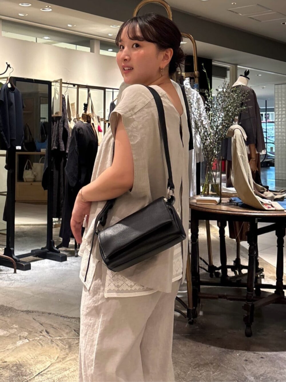ホワイト系のシャツ/ブラウス、ベージュ系のシャツ/ブラウス、ベージュ系のその他パンツを着用したレディースの夏コーディネートの7枚目の写真