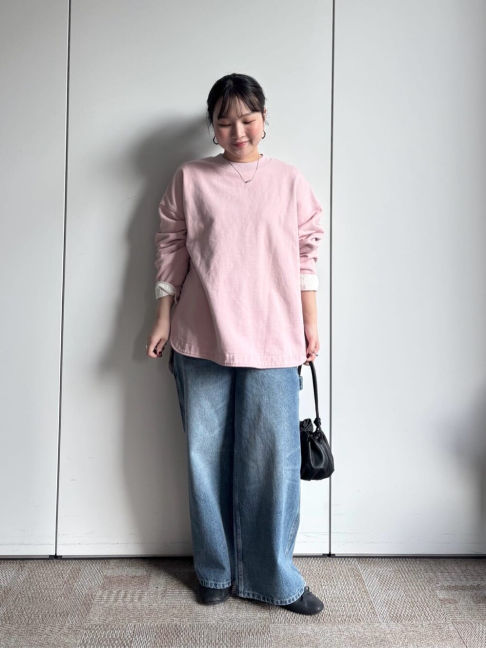 ピンク系のTシャツ/カットソーを着用したレディースの冬コーディネートの3枚目の写真