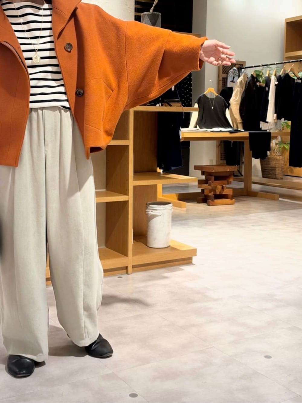 グレー系のその他パンツ、オレンジ系のその他アウターを着用したレディースの秋コーディネートの4枚目の写真