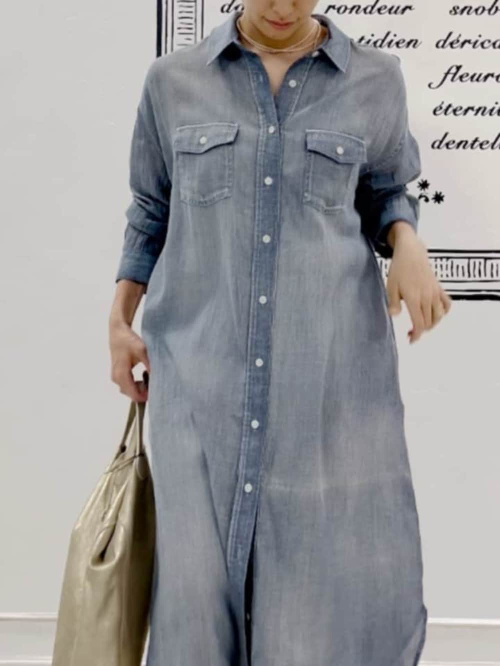 ブルー系のワンピースを着用したレディースの冬コーディネートの8枚目の写真