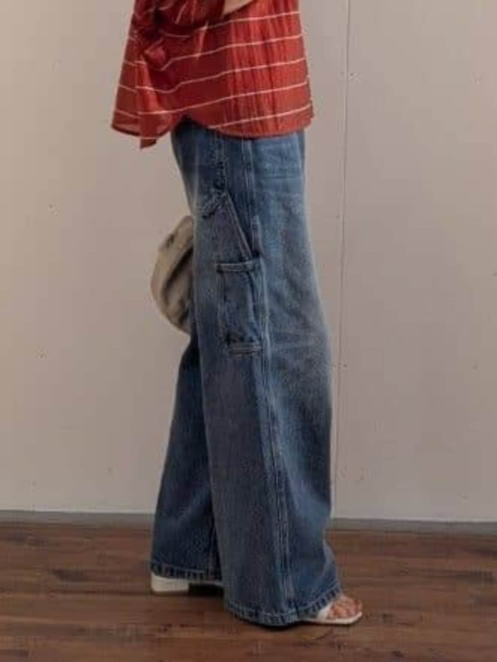 ブルー系のその他パンツ、レッド系のシャツ/ブラウスを着用したレディースの春コーディネートの6枚目の写真